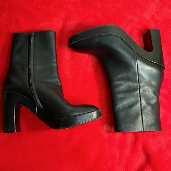 Balenciaga Black Leather Heel Boots - Picture 4 of 11